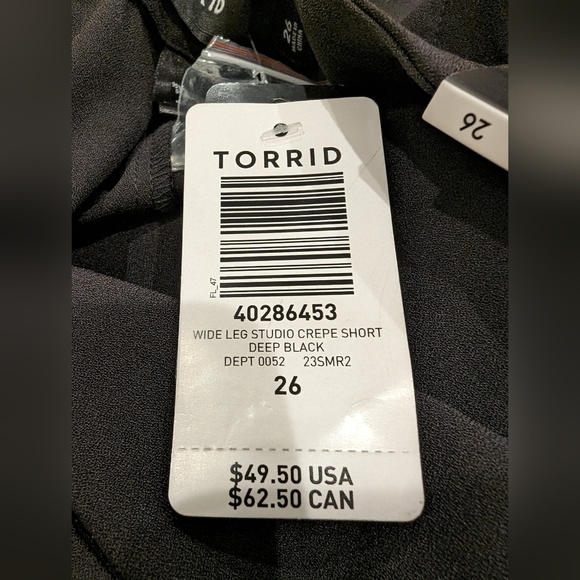 Torrid Black Wide Leg Studio Tailored Short, Plus size 26 NWT - Picture 12 of 14